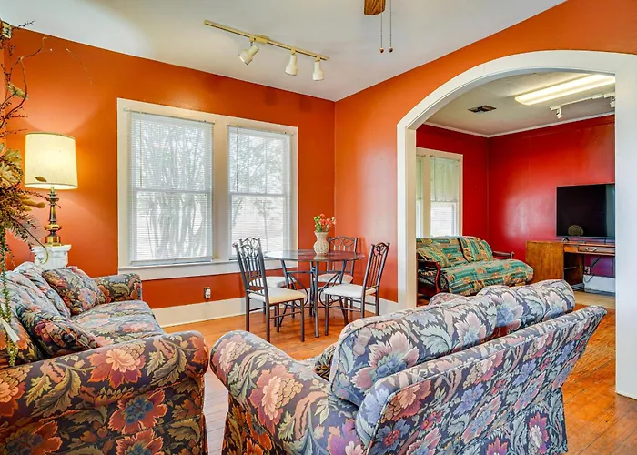 Walkable Dtwn W/ Screened Porch Hébergement de vacances