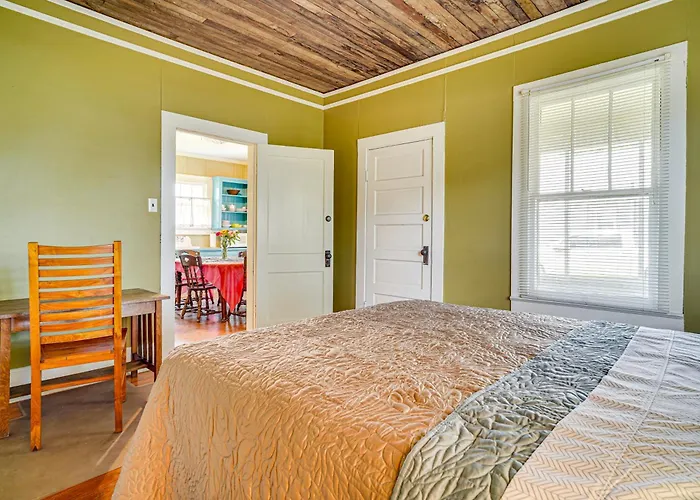 Walkable Dtwn W/ Screened Porch